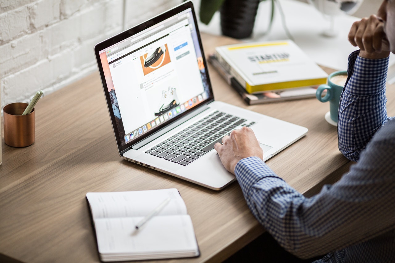 Personne en train de consulter un site internet sur un ordinateur portable