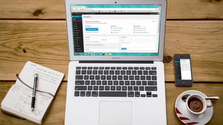 Ordinateur portable qui affiche l'espace d'administration d'un site WordPress