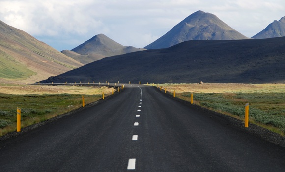 Route sinueuse dans un paysage vallonné