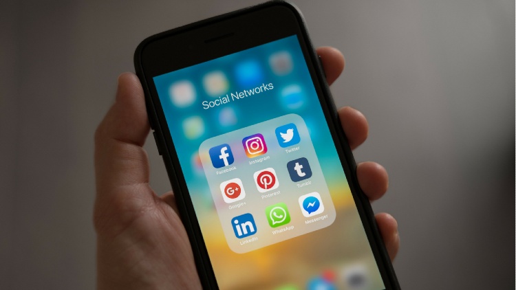 Icônes de réseaux sociaux sur un écran de téléphone portable