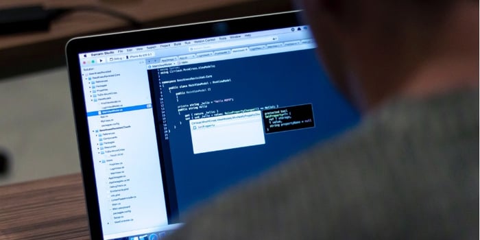 Développeur en train de modifier le code source d'une application