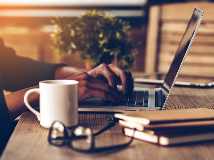 Personne en train de travailler sur un ordinateur portable