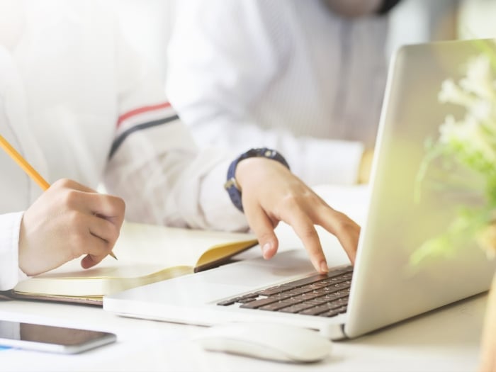 Personnes en train de travailler sur un ordinateur de portable