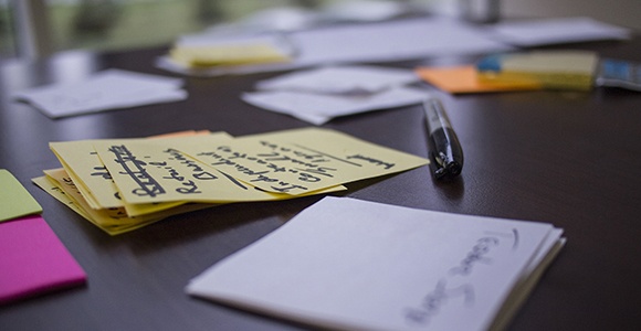 Prise de notes sur des post-it