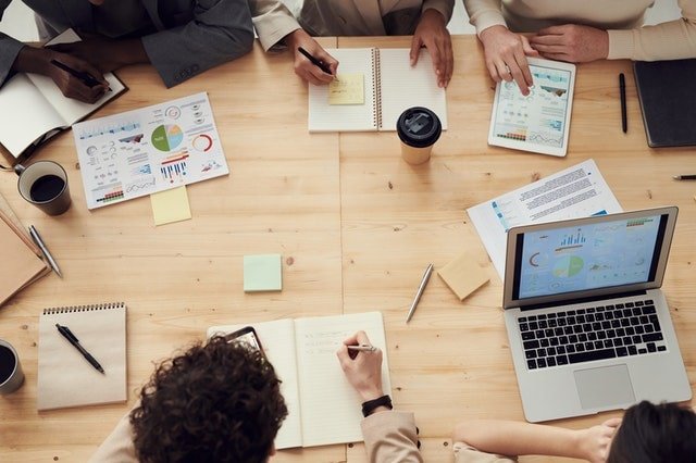 Groupe de personnes qui travaillent en utilisant des infographies